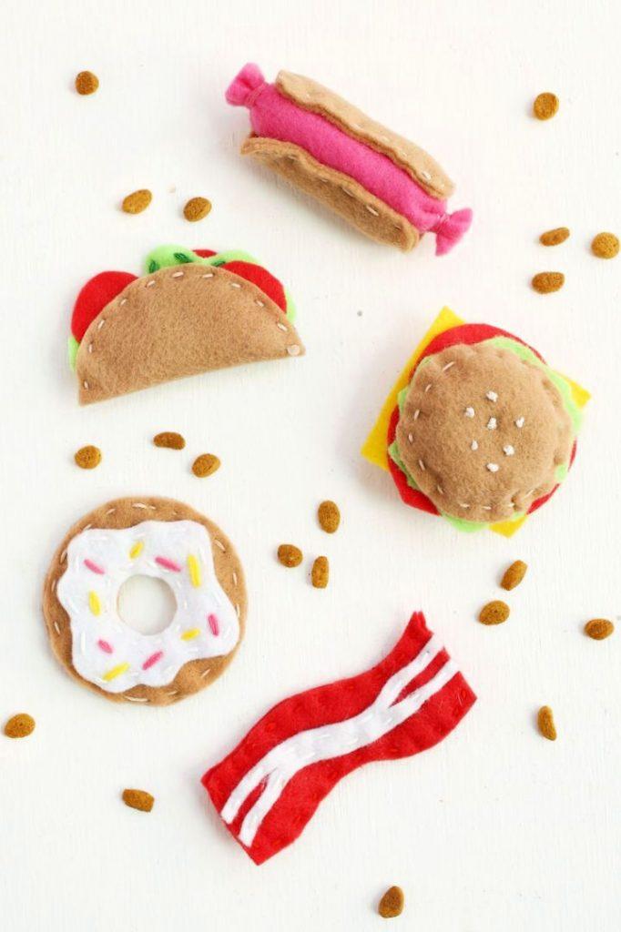 30 Cheap and Easy DIY Cat Toys To Make for Your Cats Blitsy