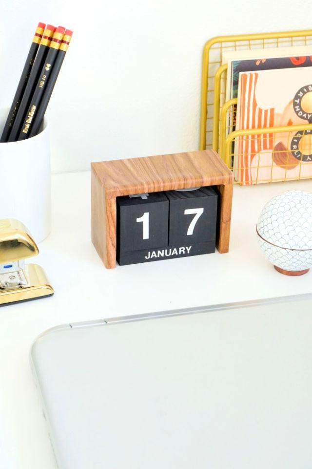 Flip Clock Style Calendar for Your Desk