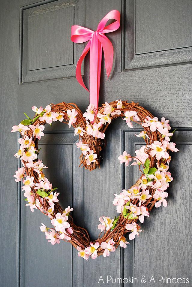 FloraCraft Straw Heart Wreath Form 16 Inch Natural