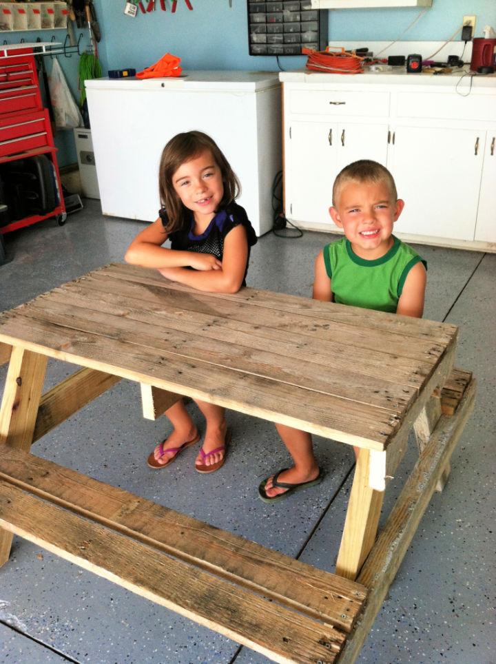 Kids Picnic Table from Pallet Wood