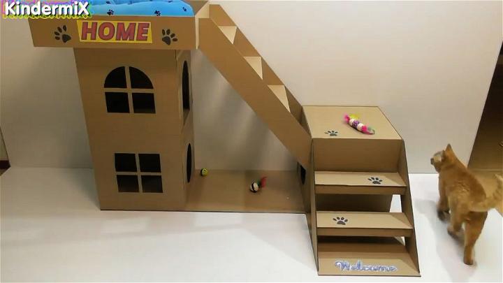 Casa de juegos para gatos con caja de cartón reciclado