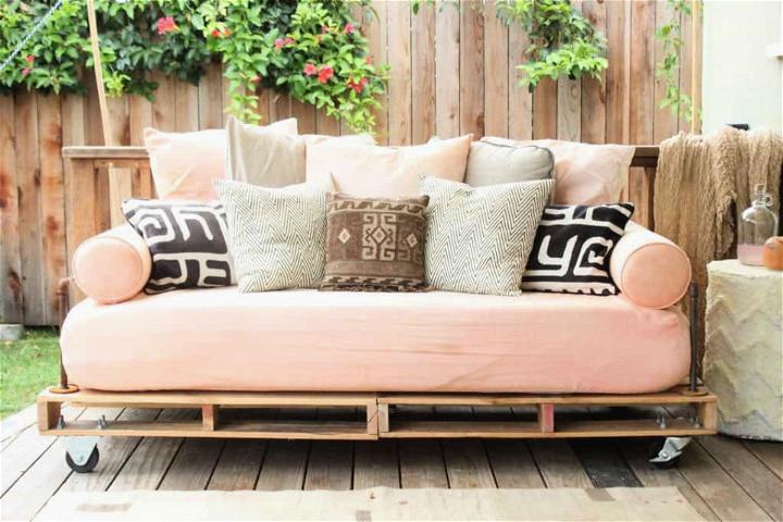 How to Build a Pallet Daybed