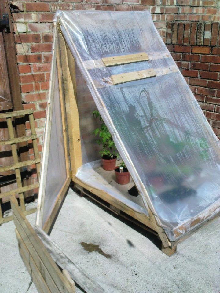 Make A Greenhouse From A Pallet