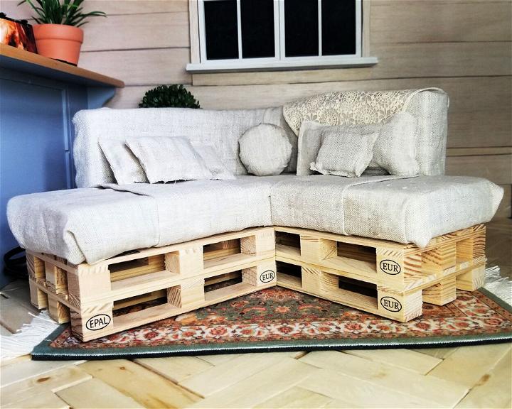 DIY Pallet Playscale Couch