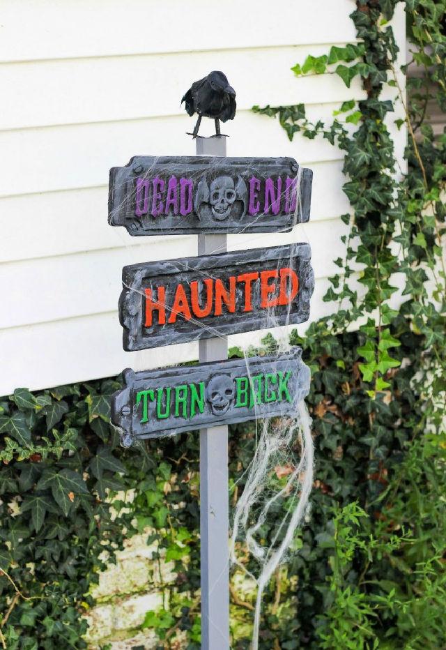 Easy Haunted Halloween Sign for Front Yard