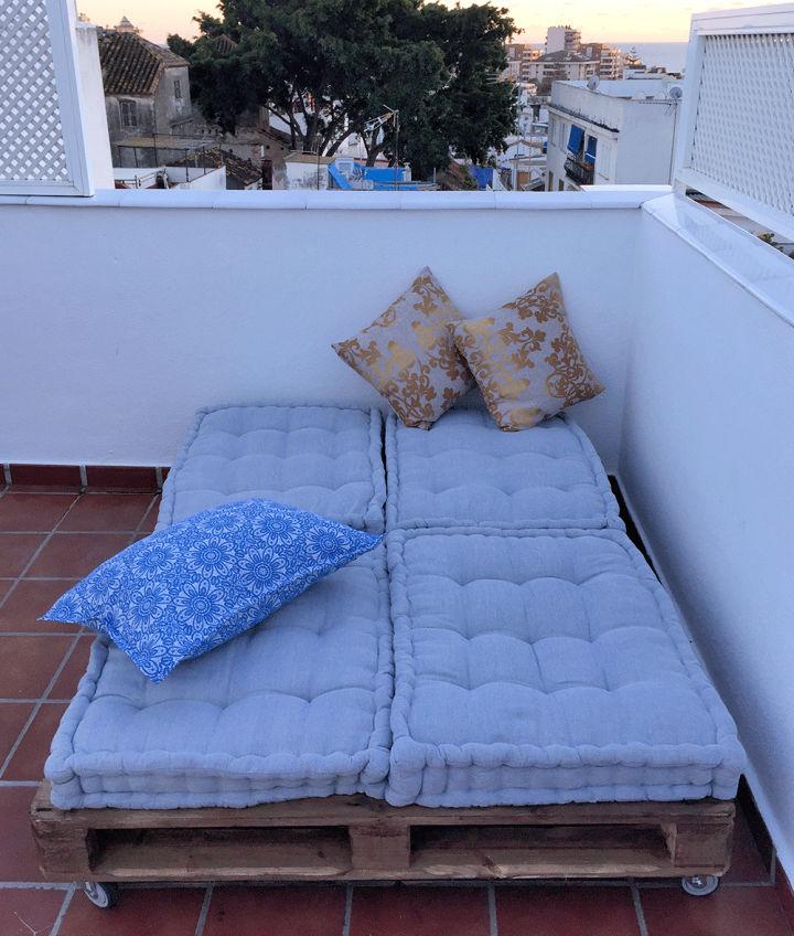Homemade Pallet Daybed