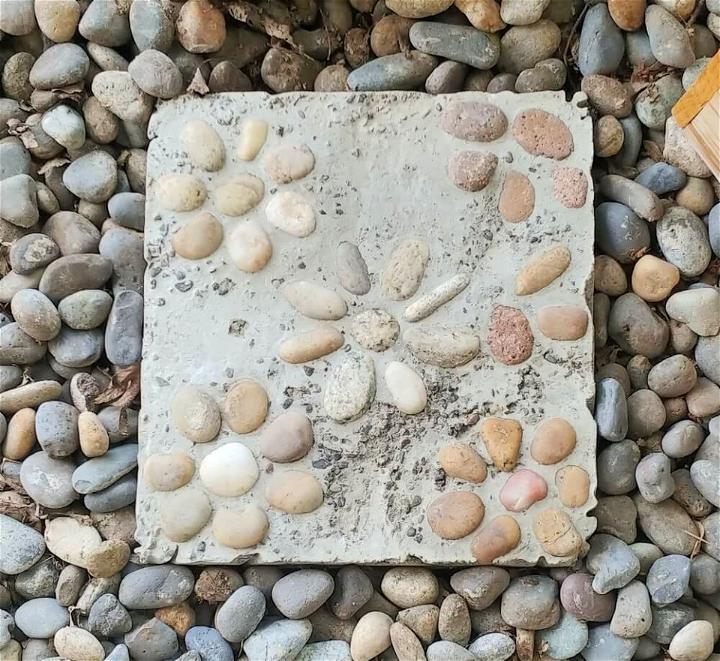 Piedra de paso de mosaico de guijarros