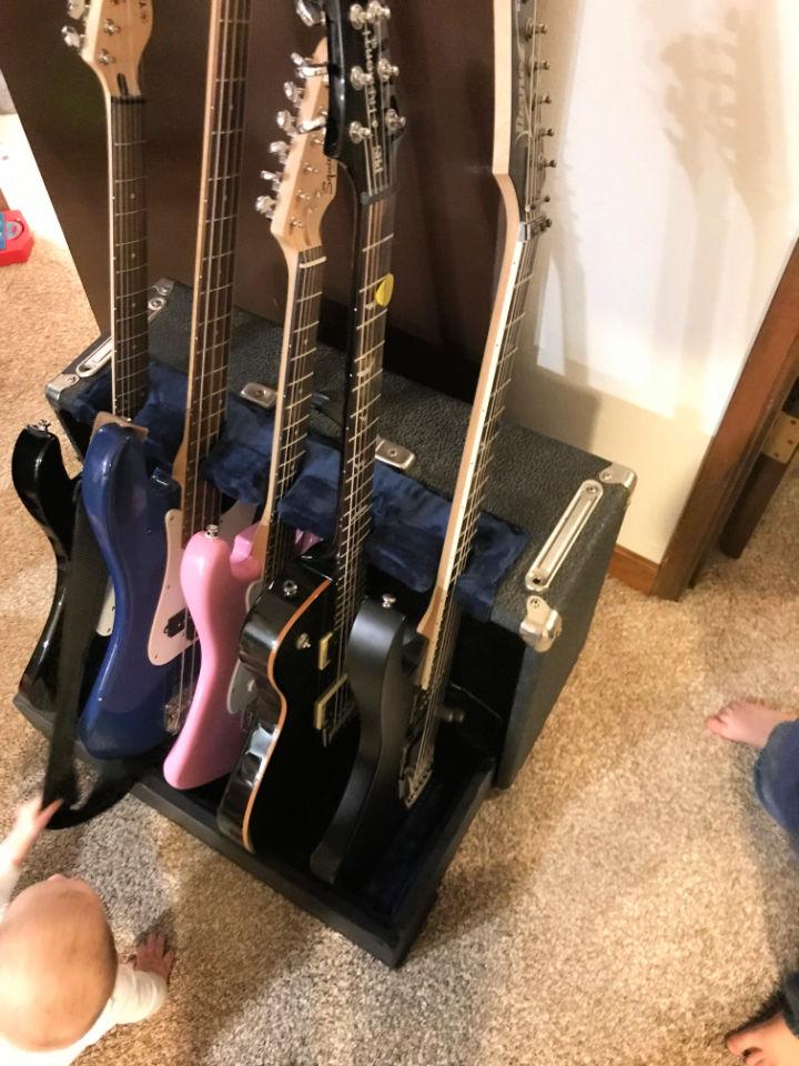 Soporte de 5 guitarras casero de un amplificador antiguo