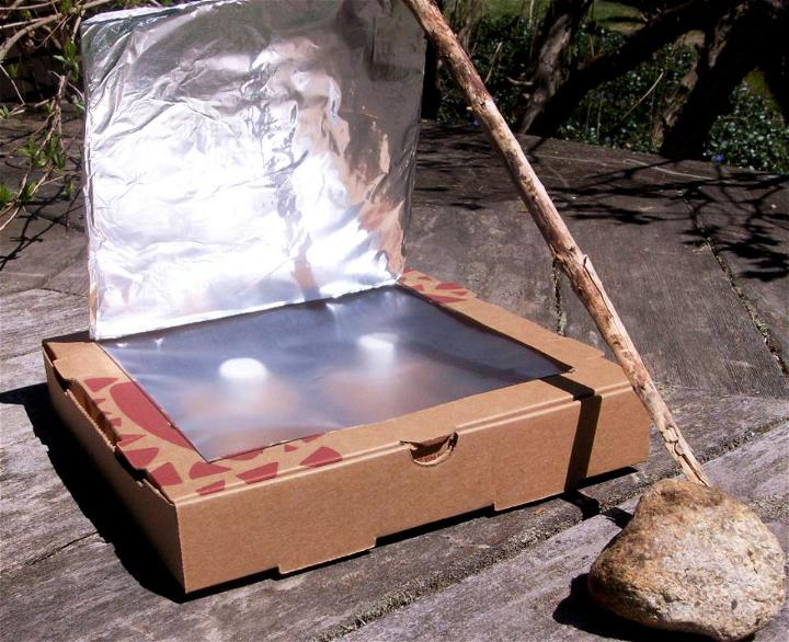 Solar Powered Oven Out of a Pizza Box