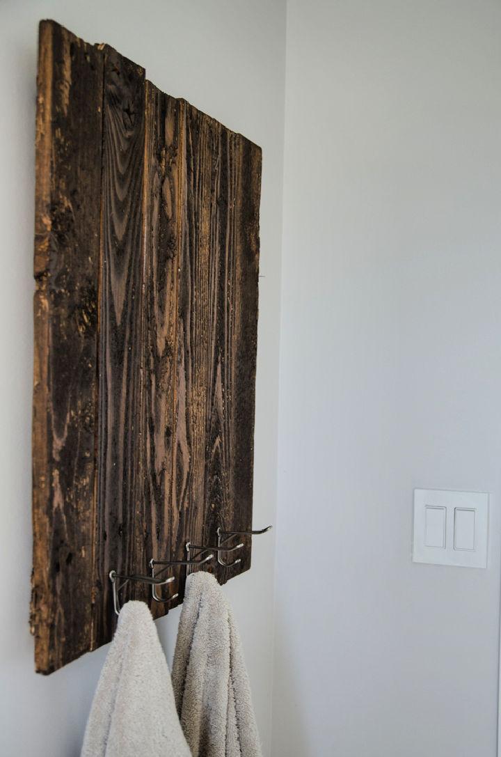 Vertical Pallet Wood Towel Rack