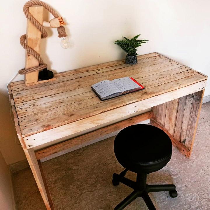 Adorable Pallet Desk Design