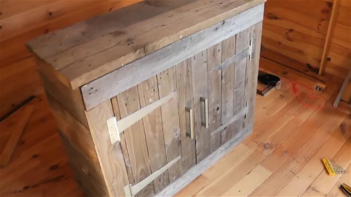construir un gabinete de madera de paletas
