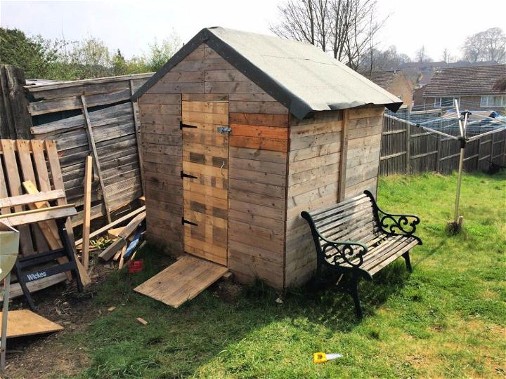 DIY Kids Pallet Playhouse