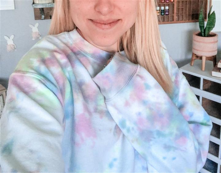 DIY Pastel Tie Dye Sweatshirt