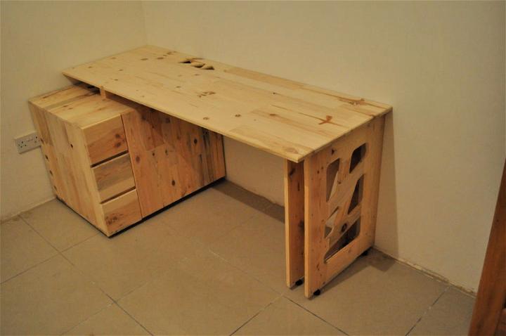 Desk Made Out Of Pallets