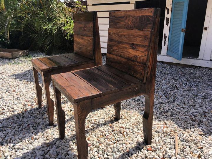 Elegantes sillas de comedor de madera de palet