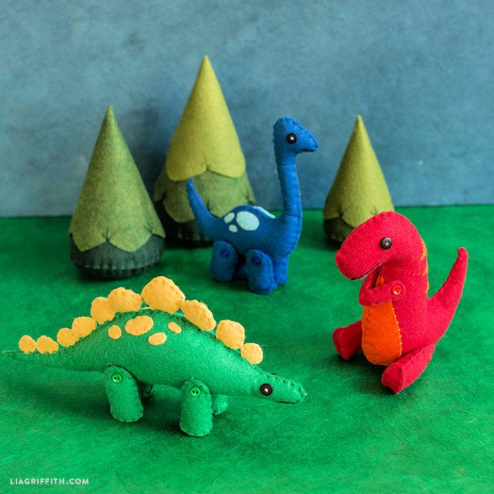 Make Your Own Felt Dinosaurs