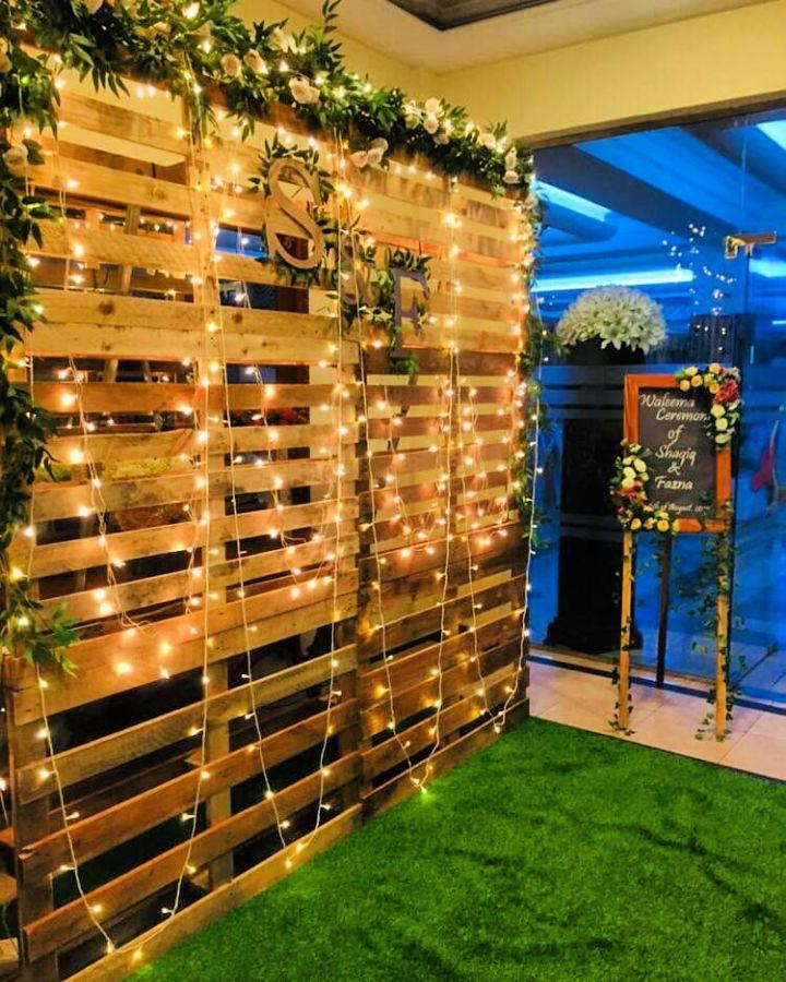 20 Wood Pallet Backdrop Ideas To Get Rustic Appeal - Blitsy