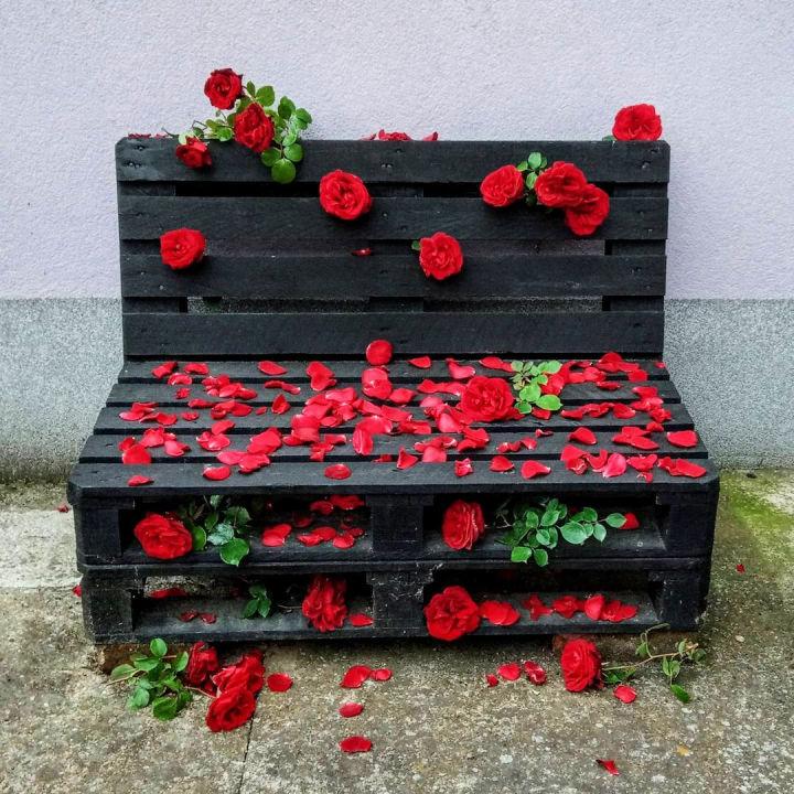 Pallet Bench For Romantic Setting