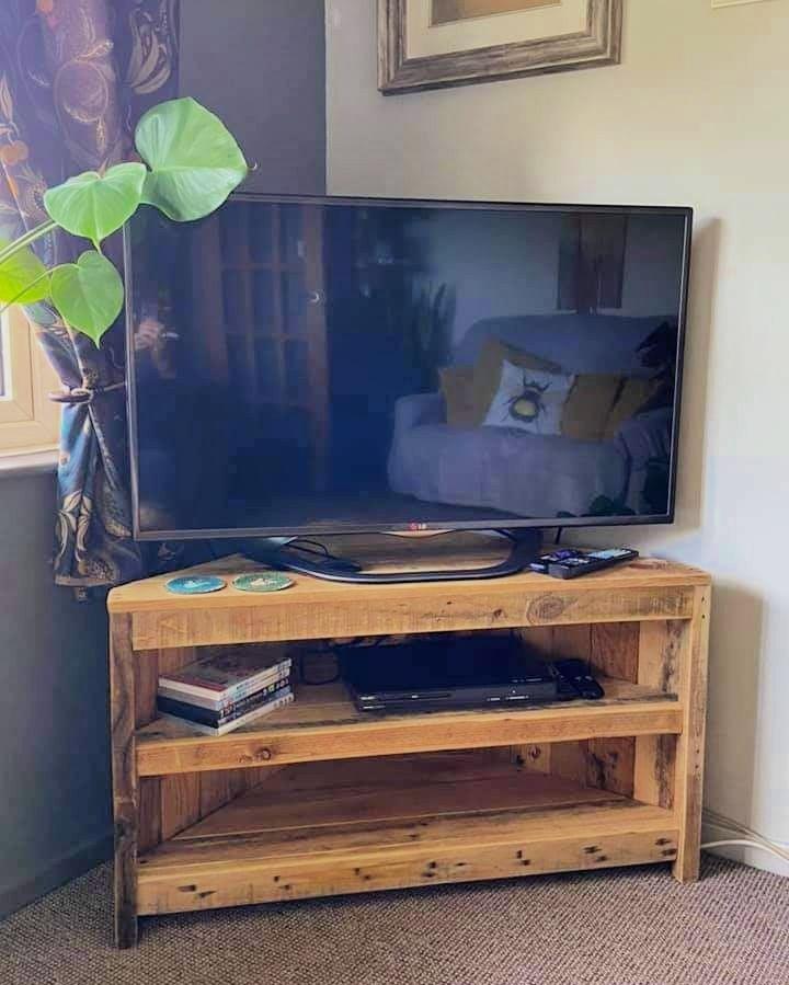 Pallet Corner Tv Stand