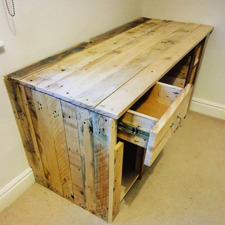 Pallet Desk With Sliding Draw