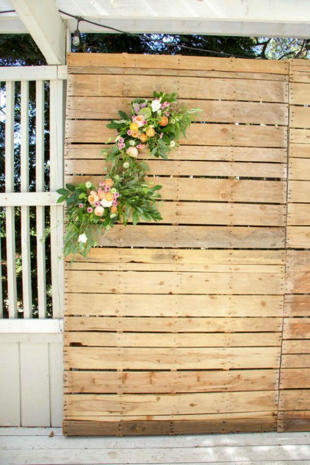 20 Wood Pallet Backdrop Ideas To Get Rustic Appeal Blitsy   Pallet Wall Photo Backdrop 1 