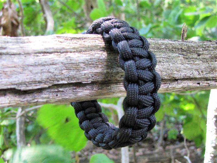 Paracord Bracelet With Buckle