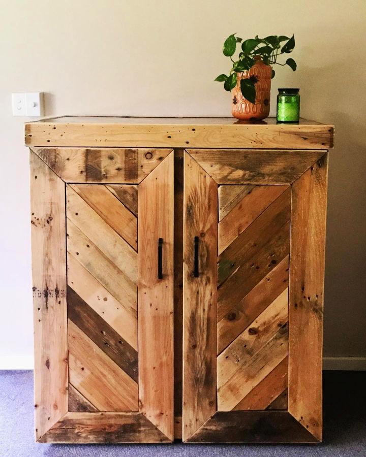 Gabinete de madera de paleta reciclada