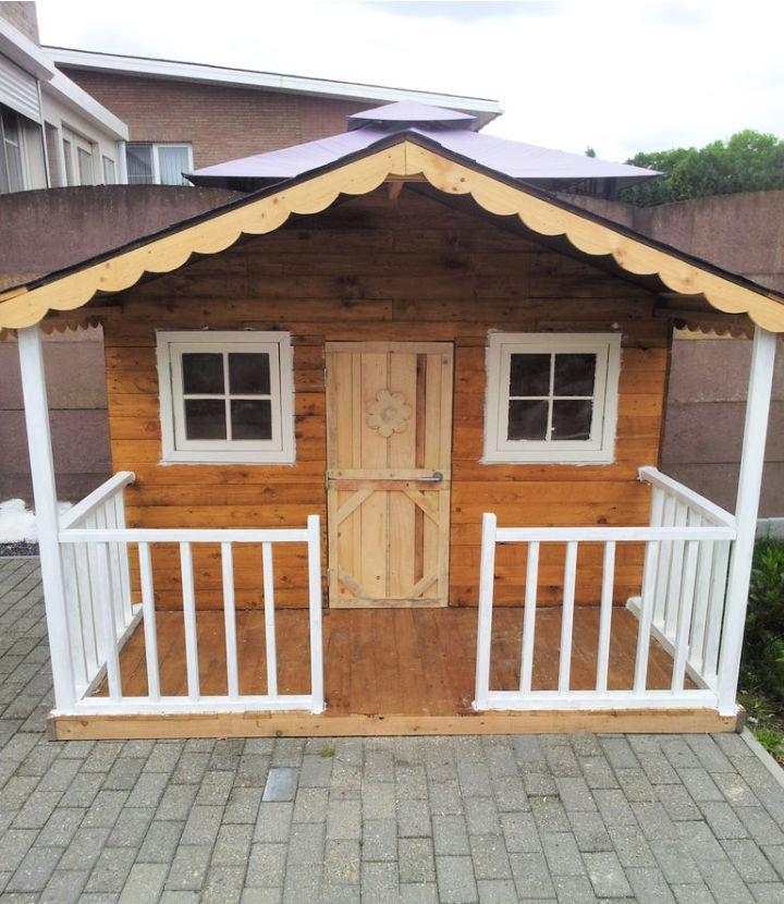 Simple Pallet Playhouse