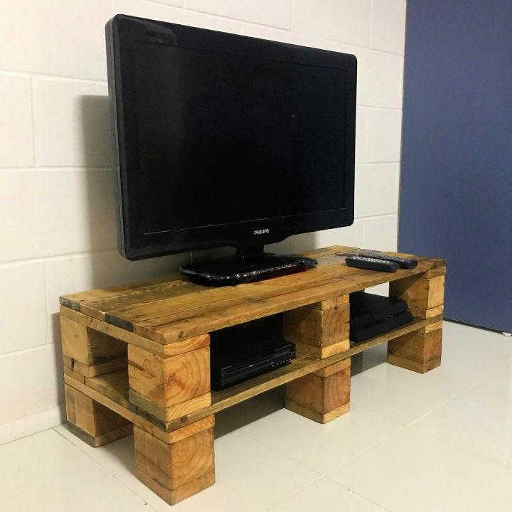 Mueble de TV hecho con un palet