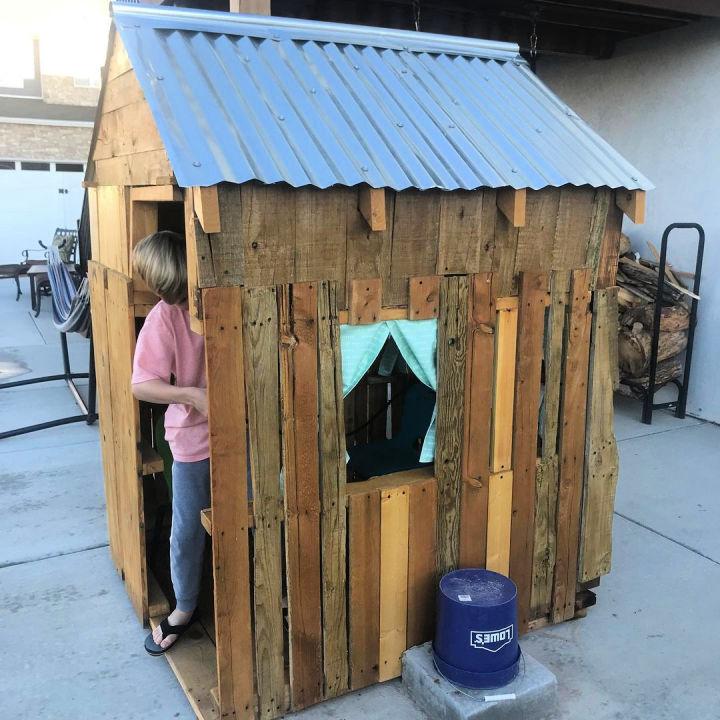 Turn Pallets Into Playhouse