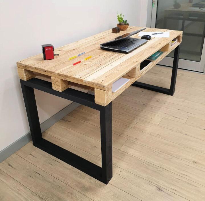 40 Diy Wood Pallet Desk Ideas With Free Plans Blitsy