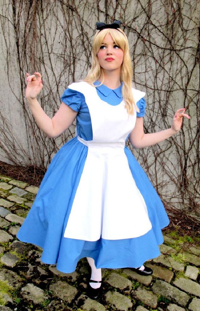Easy DIY Alice in Wonderland Costume