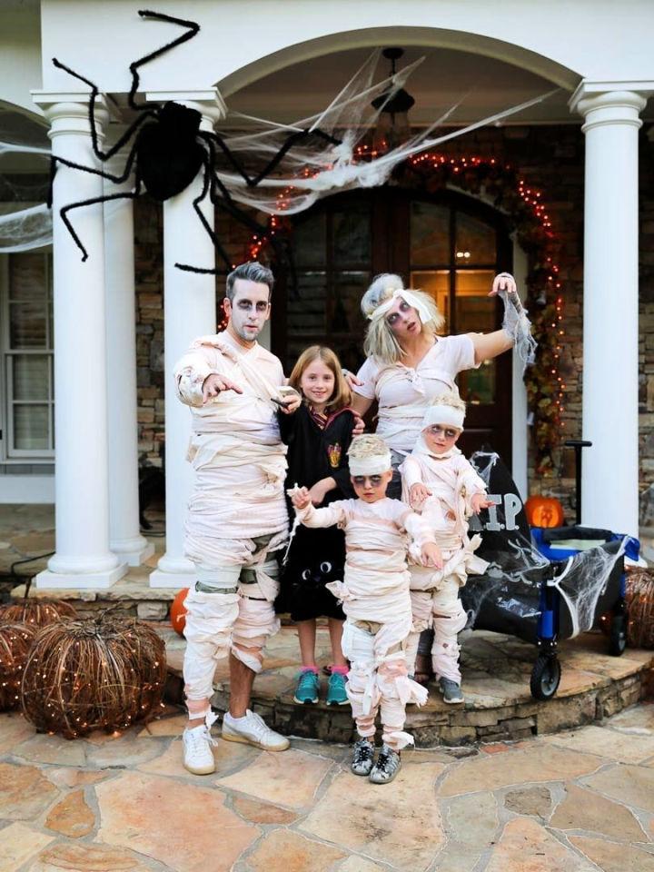 Quick and Scary Mummy Costumes