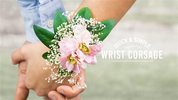 How to Make a Wrist Corsage With Elastic Wristlet