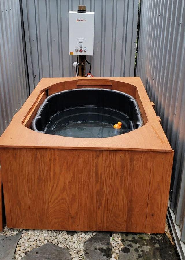 Rubbermaid Propane Heated Soaking Hot Tub