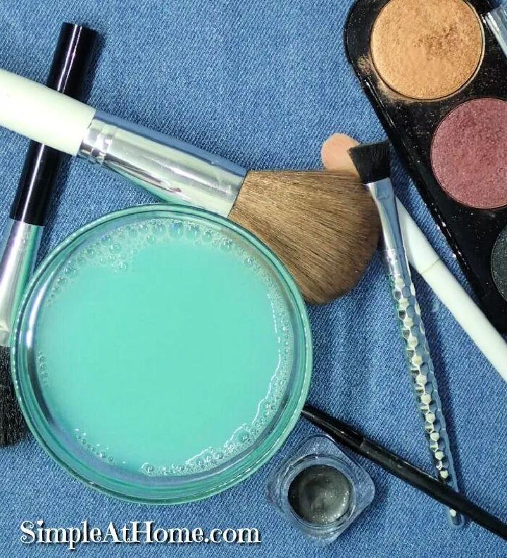 DIY Makeup Brush Cleaning Solution