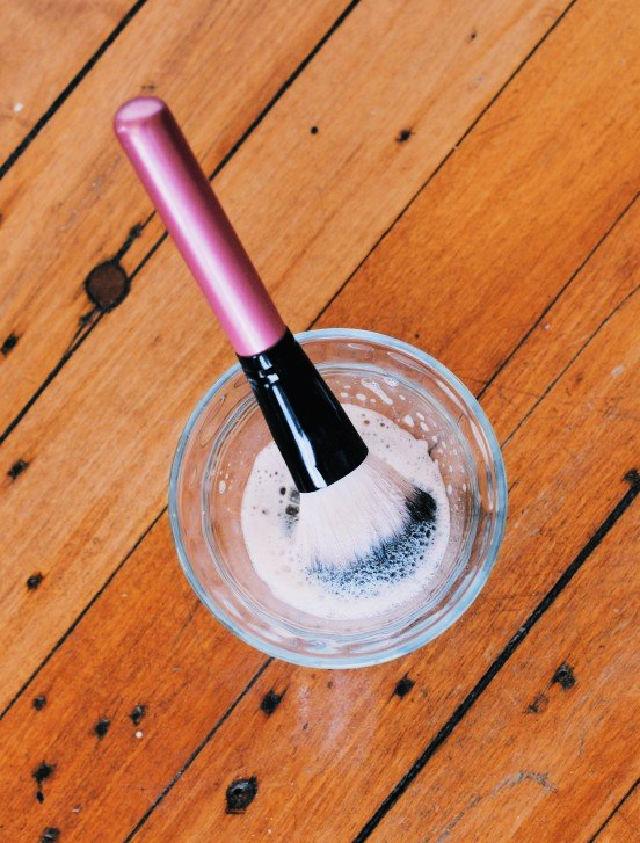 Makeup Brushes Cleaner with Household Items