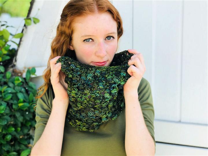 Crocheting a Cowl With Worsted Weight Yarn