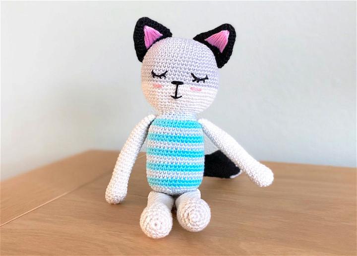 Free Crochet Foxy the Cat Pattern