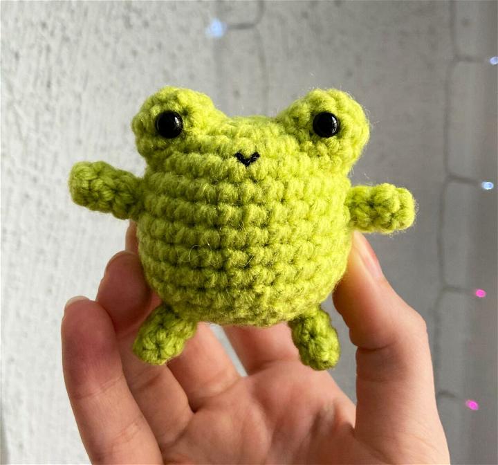 Cute Crochet Frog Amigurumi Pattern