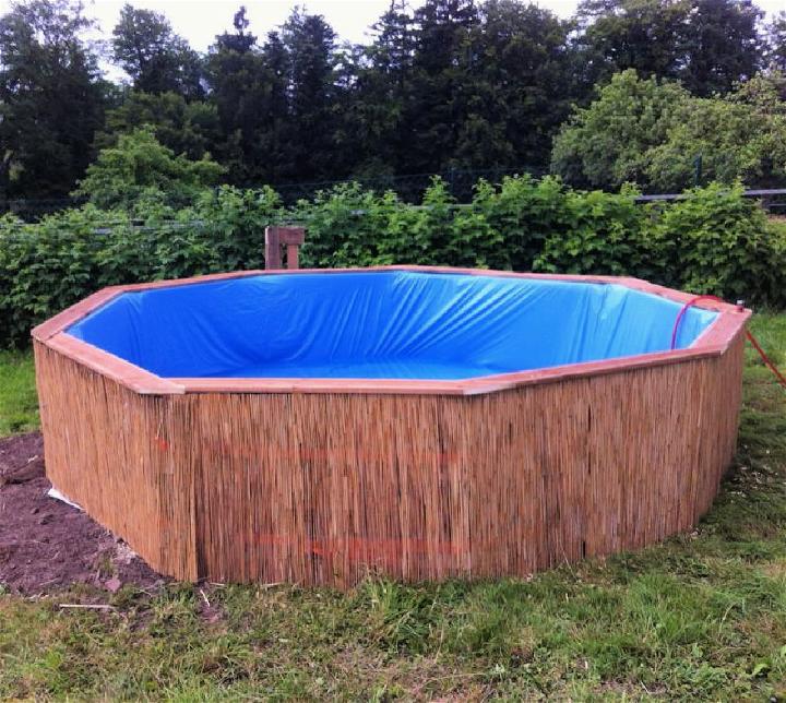 Construir una piscina en el patio trasero con palets