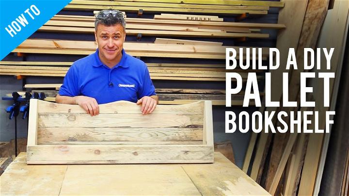 DIY Pallet Bookshelf