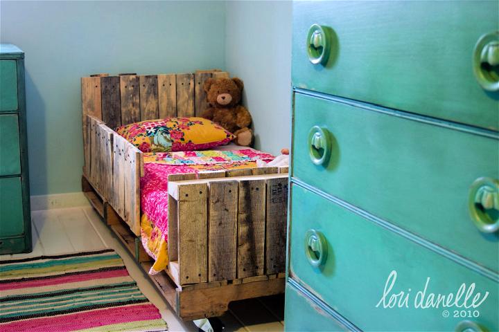 DIY Toddler Pallet Bed