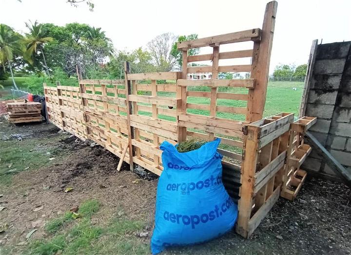 Garden Fence Made Out Of Pallets
