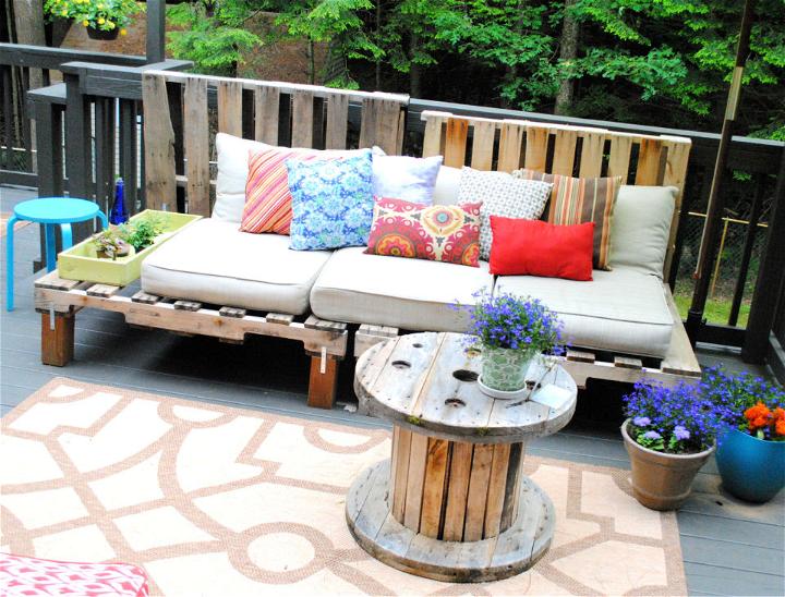 Outdoor Pallet Sofa