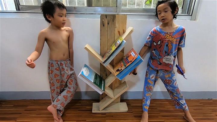 Pallet Kids Bookshelf