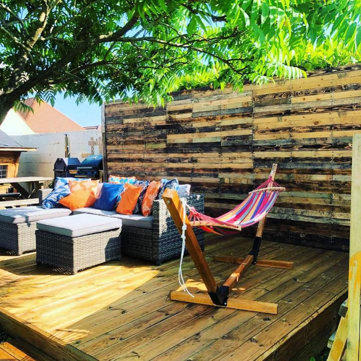 Pallet Wall For Outdoor Space