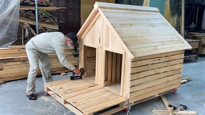 Casa de perro de madera de paleta