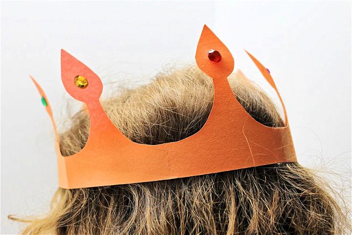 Paper Crown Using Construction Paper
